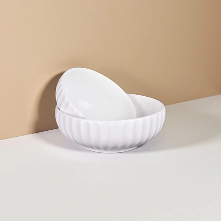 The white ceramic bowl is a simple household dining bowl with a high-temperature resistant glaze that is smooth and easy to clean The white ceramic bowl is a simple household dining bowl with a high-temperature resistant glaze that is smooth and easy to clean